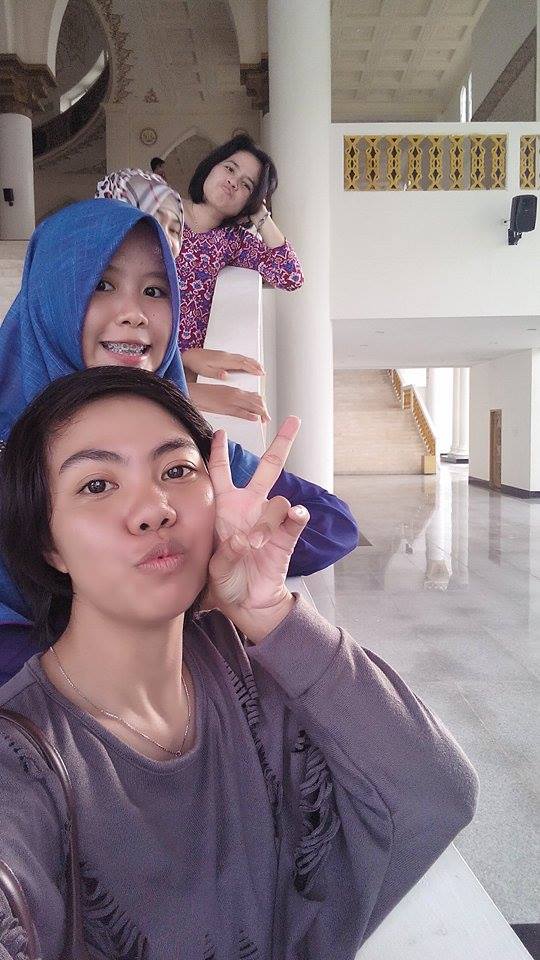 Miss_betshina's tweet photo. Ini foto bareng mbak sari,amel,ama vini :) http://t.co/bpezlF7rqk