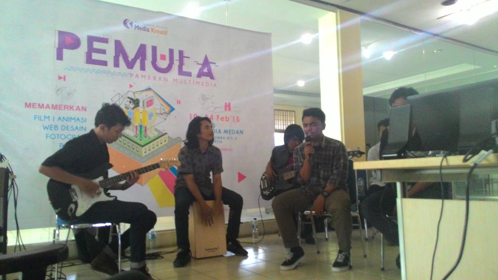 Band ganstro lagi perform nih ,yang mau nonton buruan datang :D