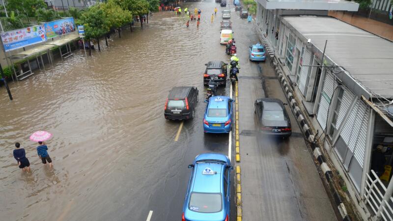 AkarDjati's tweet photo. "@VIVAnews: Waspada, Hujan Sangat Lebat Bakal Guyur Jakarta http://t.co/PagzN00256 http://t.co/iqxvBvz0hA @kang_maman72