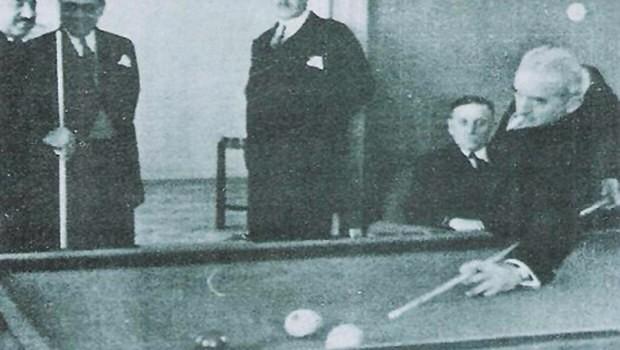 Bu adamın Atatürk'den sonra ülkeyi onyıllarca yönettiğine inanamıyorum :(
Para üzerine foto basmalar falan üff