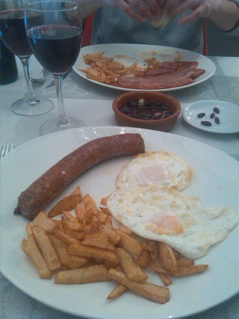 petakoulos's tweet photo. Mire @Galis5 almuerzo de trabajo con el jefe @carcassonne3 y encima me toca pagar.. http://t.co/CrE70BTGQE