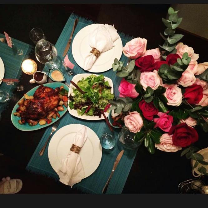 AlisonORiordan's tweet photo. Girls #winterdinner #homecooking #roastchicken #thegoodwife #roses #valentineday #dinner #tablesetting http://t.co/c2zQUn61ww