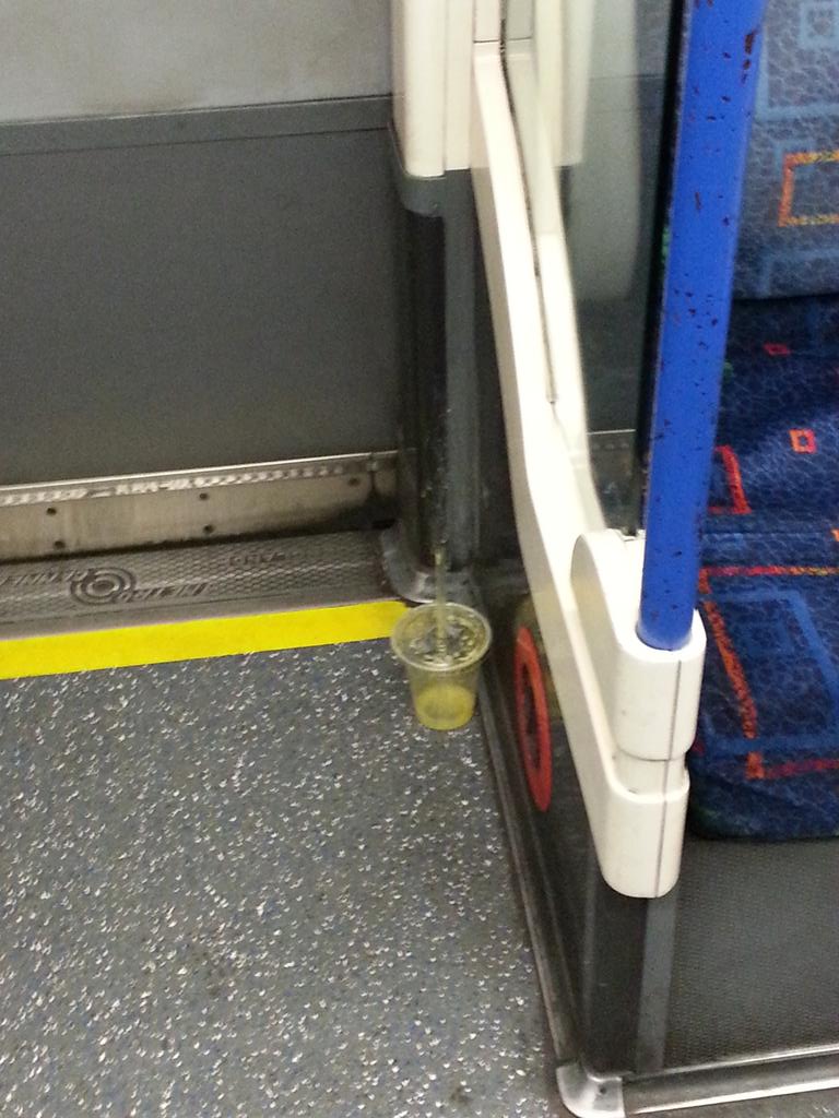 MatyldaSzyrle's tweet image. What really annoys me are people leaving #litters in the #tube.Today TooFancyForHerCup woman with #LouisVuitton bag..