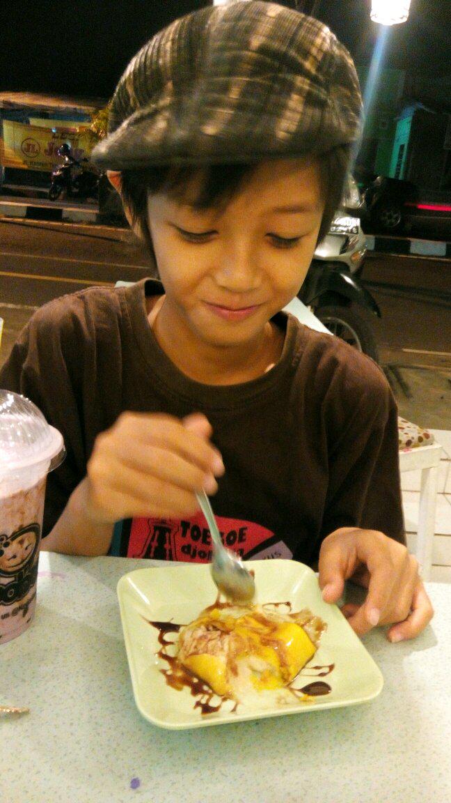 inii kapaann??? RT <a href="/LelyTanjungID/">LELYtanjung</a>: Kesampaian juga kesini, senyum senyum girang, ha Pancakenya juaraaa...!! KedaiBoba