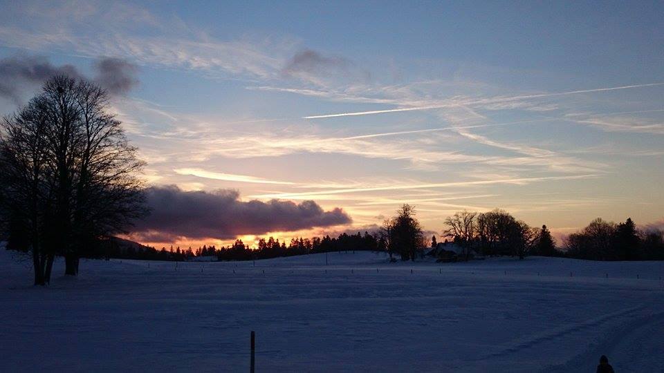20minutesOnline's tweet photo. Cette photo nous vient de Jade. Elle a été prise au-dessus de Couvet, dans le Val-de-Travers #LecteurReporter http://t.co/p8D95xSX9F