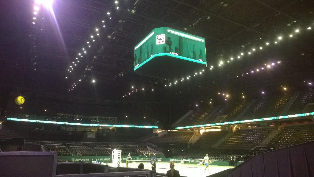 ErwinWarmerdam's tweet photo. Vandaag werken vanuit het mobiele #Ricoh kantoor in het nu nog stille Ahoy. #abnamrowtt http://t.co/iXG7Ql55uP
