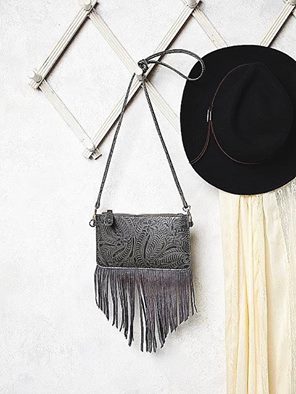 Dale un toque bohemio a tu look con un sombrero y flecos en los complementos bit.ly/1vzTVgS
