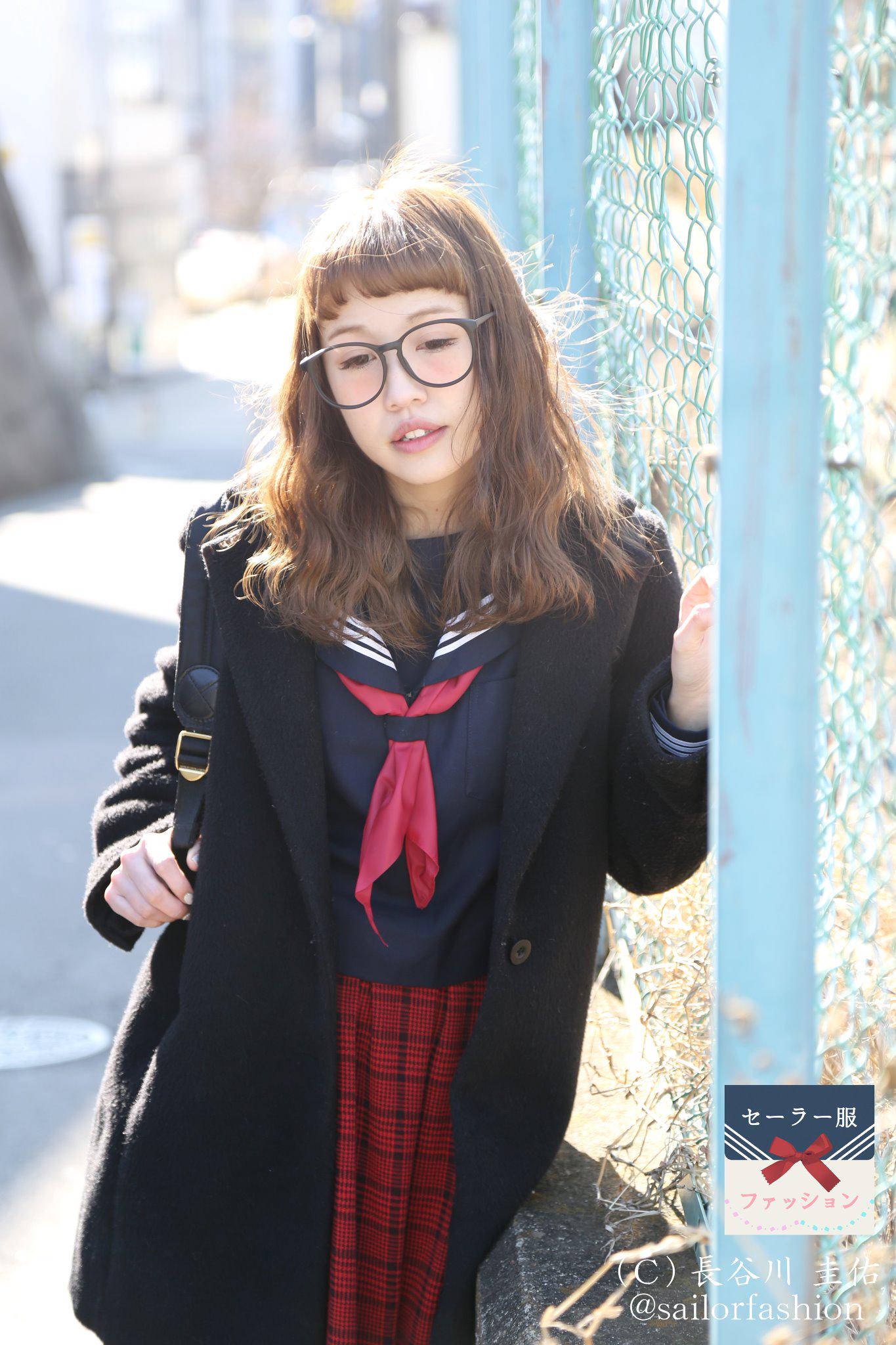 セーラー服 ファッション 濃紺冬服セーラーには暖色がよく合います スカートを私服に代えるだけで明るめの髪色でも違和感なくセーラー服を着こなせますね モデル 海老原りさ Ebihararisa セーラー服ファッション Http T Co