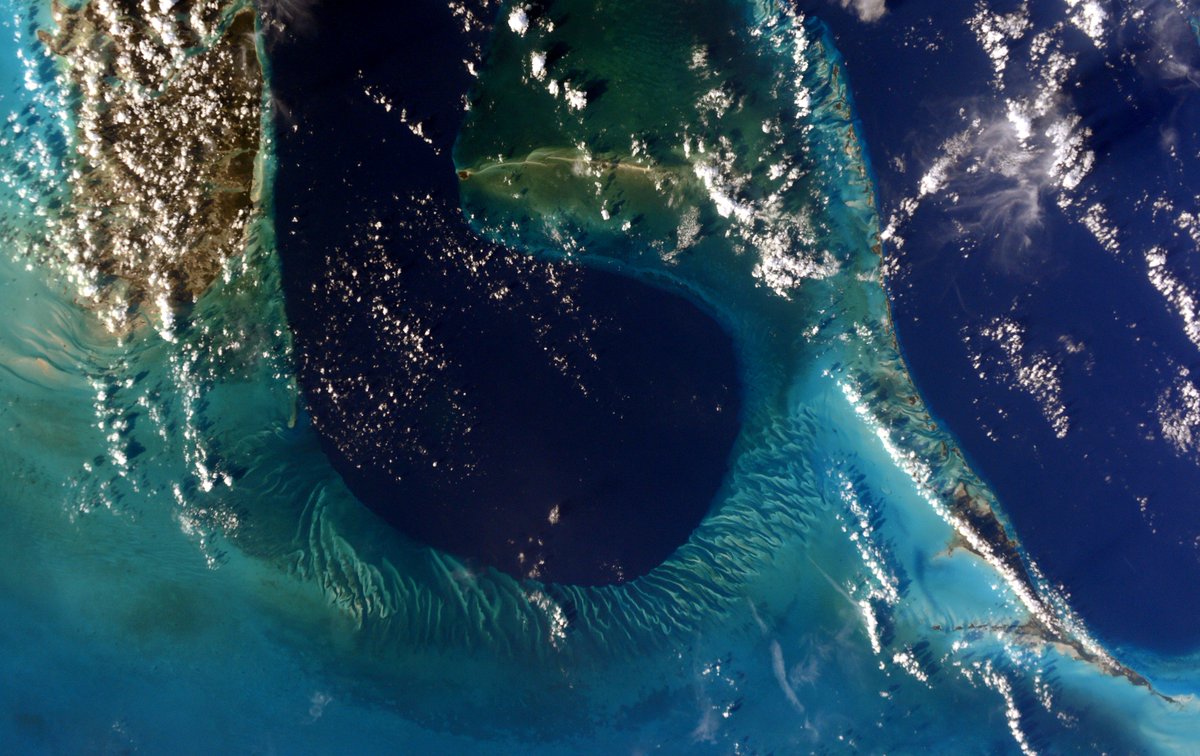 AstroSamantha's tweet photo. I never get tired of taking pics of the #Bahamas! / (IT)  Non mi stanco mai di fotografare le #Bahamas! #HelloEarth http://t.co/FOvcX5tNqb