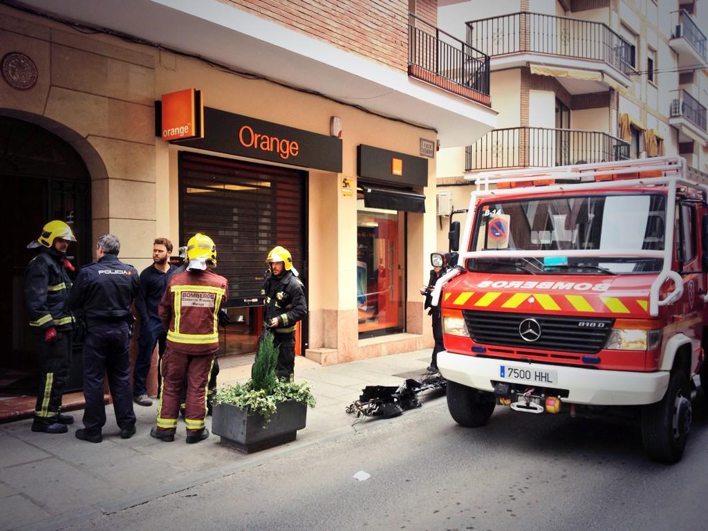 SER_Antequera's tweet photo. Cortada al tráfico la calle Cantareros en #Antequera por un incendio en un local comercial. Sólo daños materiales. http://t.co/bZWXjBYJjI