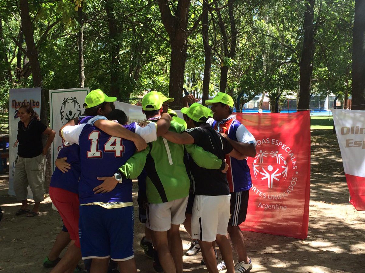 OlimpEspeciales's tweet photo. Gracias a todos los que participaron e hicieron posible el Mundialito de Fútbol en General Roca. Fue una fiesta! http://t.co/HpUa0Zf56A