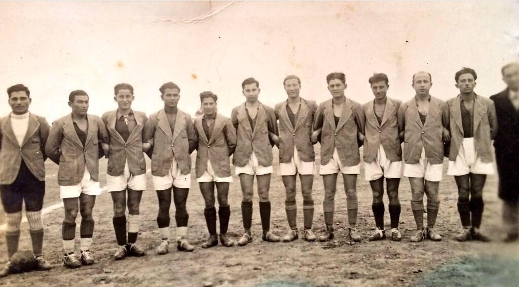 Bir zamanlar sahaya ceketle çıkıyorlarmış. Bu fotoğraf Toros Spor'a ait. 1932 yılında Adana'da çekilmiş.