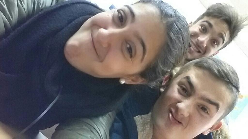 junquerita9's tweet photo. Aqi en la clase asiendo el tonto cn @noelia6_  y @Ballesterito77 jajajajjajaja http://t.co/slD5EonUy6