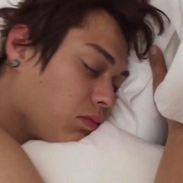 YstalMey's tweet photo. Sana ako na lang yun unan mo @itsenriquegil 😍 Haha. I love you Xander ❤️ #ForevemoreFindingXander http://t.co/sSzTBokofx