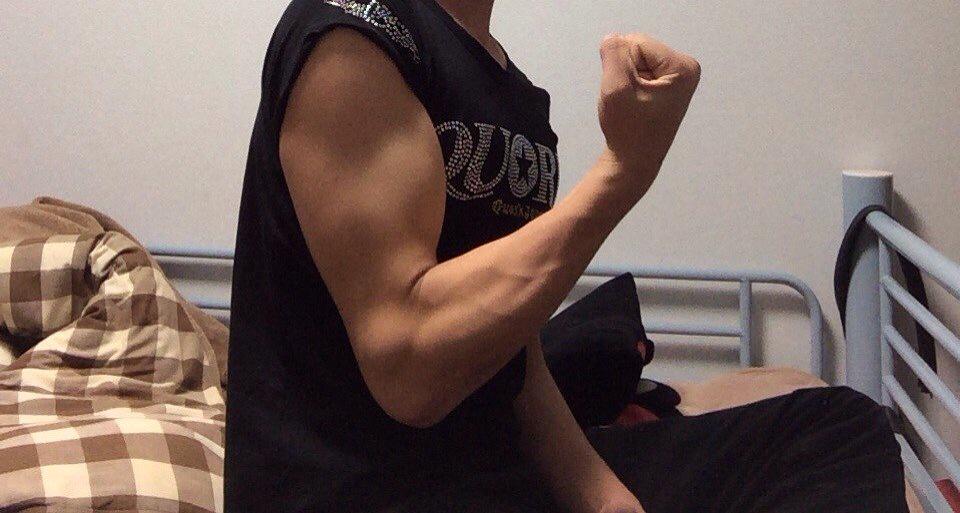 09_yuji's tweet photo. 良い腕してるやろ？
良いヤン思ったらお気に入りでもして！
んなもっとやる気だして筋トレするから😆 http://t.co/xBocQjREUA