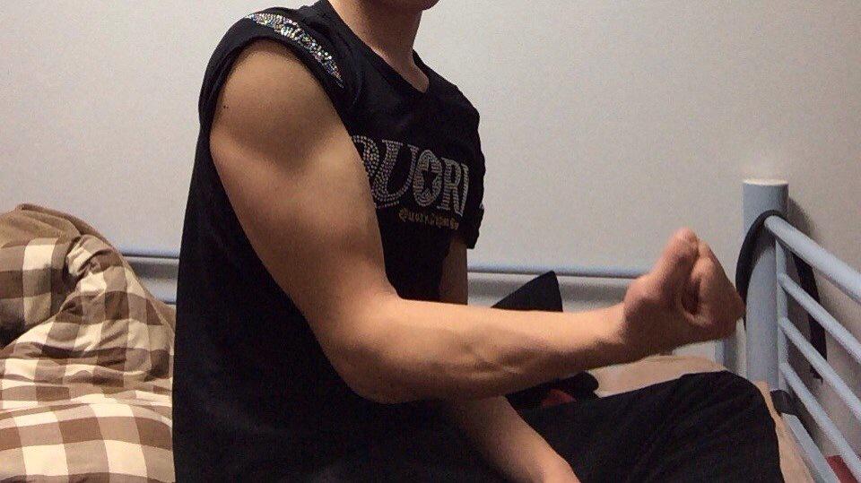 09_yuji's tweet photo. 良い腕してるやろ？
良いヤン思ったらお気に入りでもして！
んなもっとやる気だして筋トレするから😆 http://t.co/xBocQjREUA