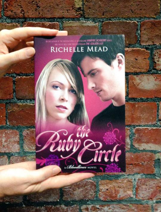 Ha llegado el gran día. La espera ha merecido la pena, disfruten de #TheRubyCircle y cuéntenme sus opiniones.