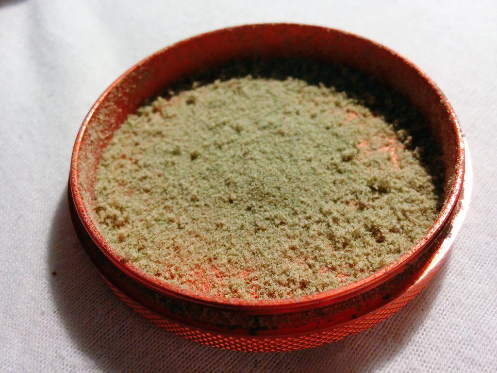 stonerblazing's tweet photo. Wake n bake crystal tokes 👌😜 http://t.co/ufbpQRsQrI