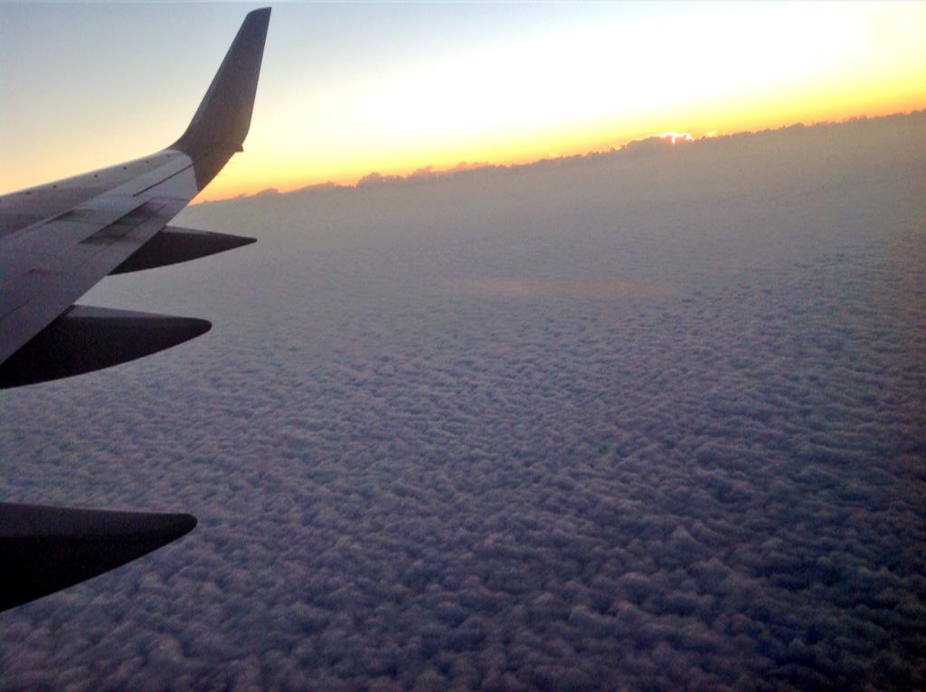 nicoleFit_'s tweet photo. Good Morning @AmericanAir what a lovely flight into the sunrise #AmericanAirlines http://t.co/u4vLNpUEOz