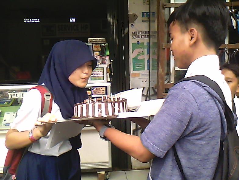 SRamadila's tweet photo. Happy birthday rislaa ({}) so sweet bngt siih sma dirga'a.. smpe dirga nyium risla.. http://t.co/6C9iWEL1aK