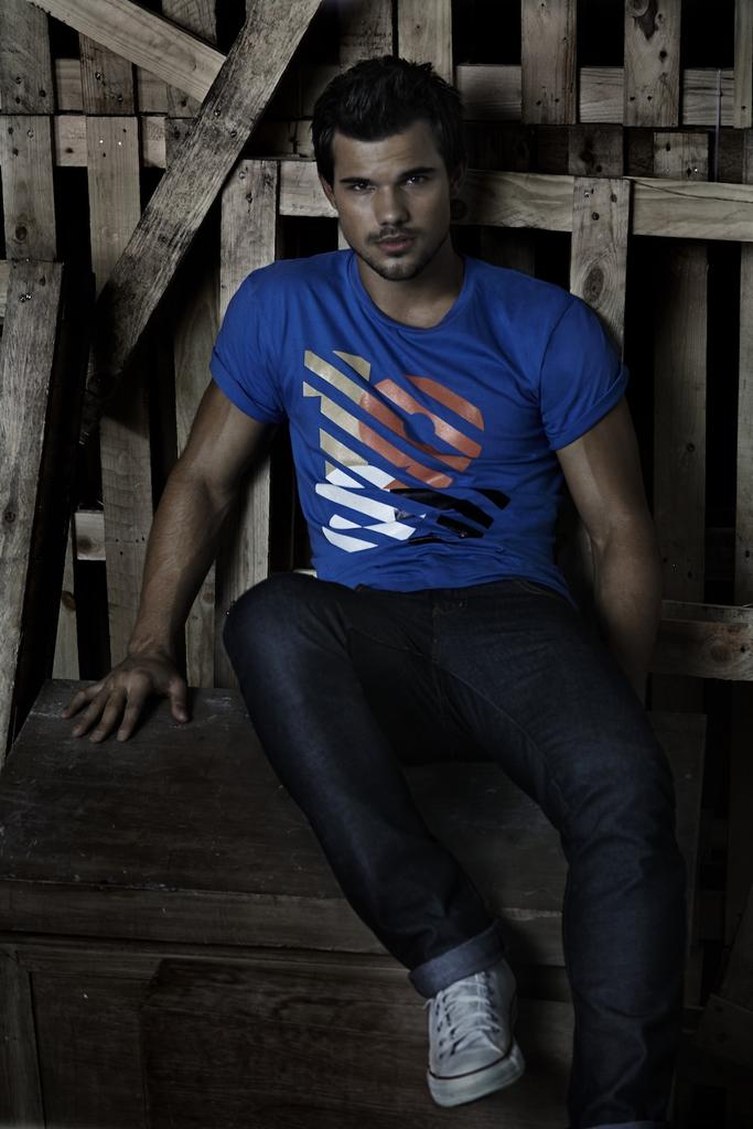 Happy Birthday Taylor Lautner                                                                        -.,- 