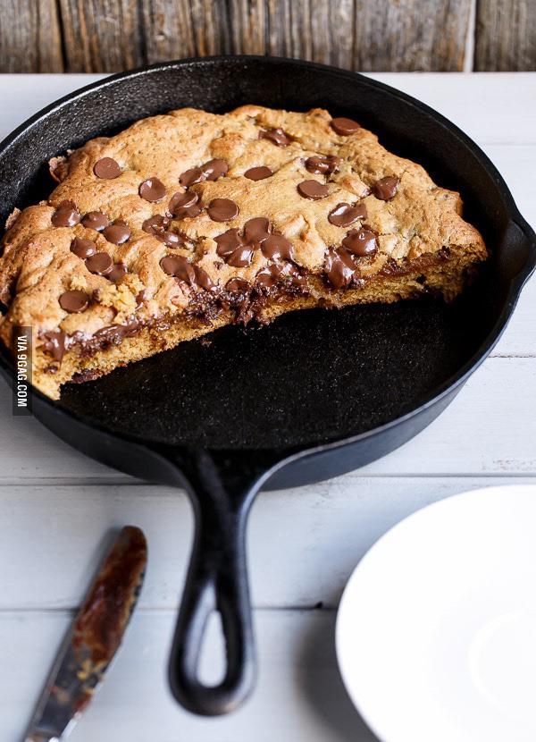 Nutella stuffed deep dish chocolate chip cookie. #NoRegrets
9gag.com/gag/a7yyvR2?re…