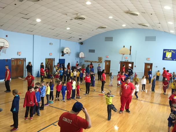OTDoubleDutch's tweet photo. OT DD Team teaching Wolf Hill Elementary the art of Double Dutch! #jumpropeforheart #spartanlegacy #doubledutch4life http://t.co/bXr7f25vDs