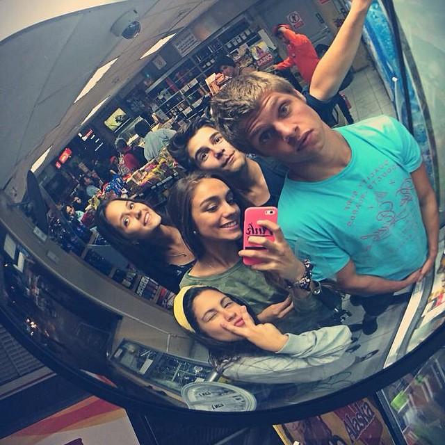 PieriZignago's tweet photo. Con los guerreritos :) @LucianaFusterG @NachoAngeldonis http://t.co/5xN7knjJHp