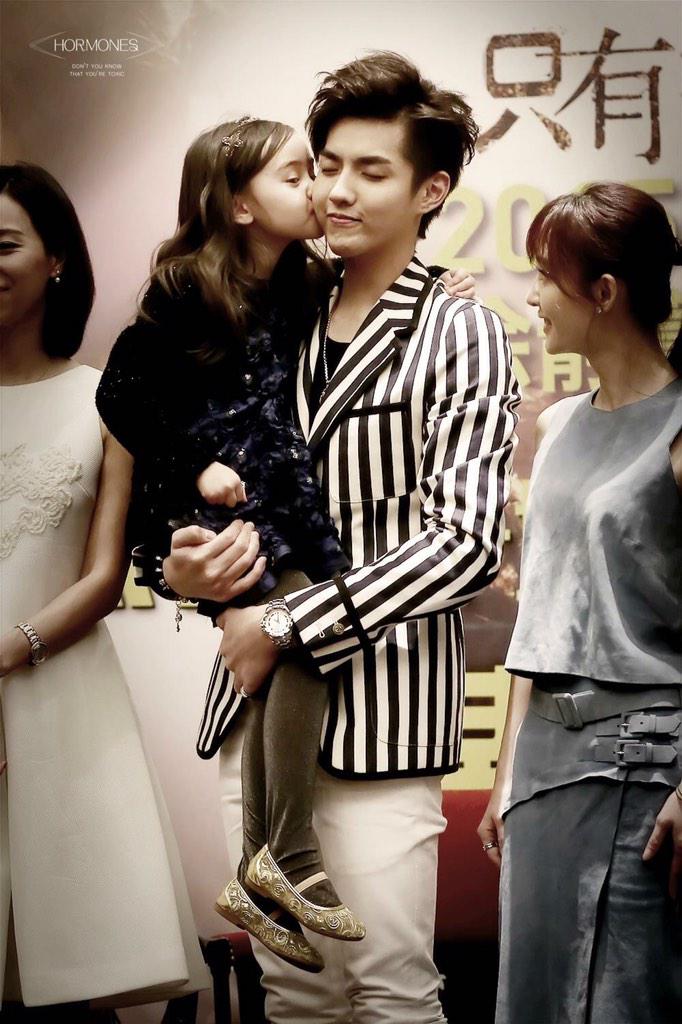 BelleWuu's tweet photo. เอาลูกคนอื่นมาเล่นนานมากๆ 5555555 -////- น่าร๊ากกกก #DateWithSOWK #TimetoShineKris http://t.co/DWdCpnoBh6