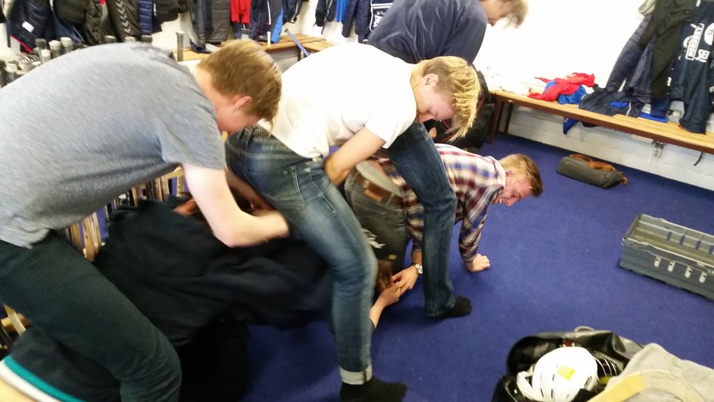 Bandystiernh's tweet photo. Idag har vi på bandygym haft samarbetsövningar. http://t.co/HBYemc3XbP