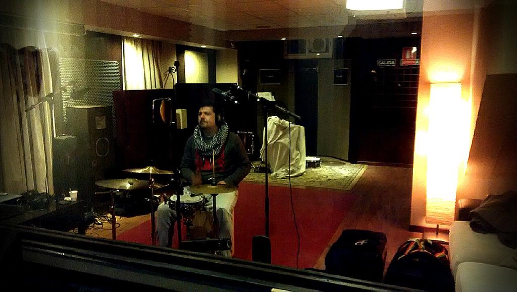 _Estudio31_'s tweet photo. Seguimos grabando percusiones para el nuevo proyecto de Jesus Lozano... http://t.co/9ZQ2KL8fUl