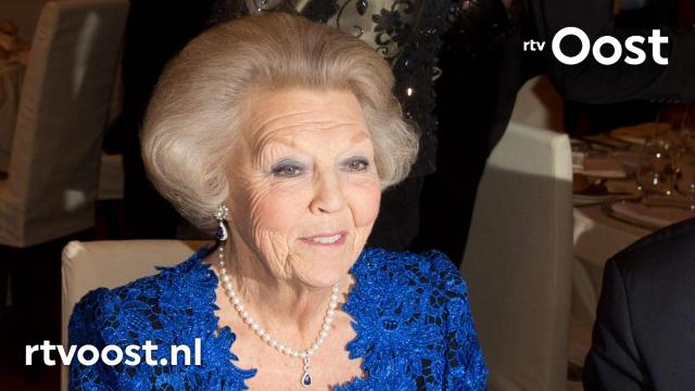 rtvoost's tweet photo. Prinses Beatrix en Prinses Mabel bij uitreiking Prins Friso Ingenieursprijs op UT Enschede http://t.co/RPvwQVChvI http://t.co/pdSutpxZVR
