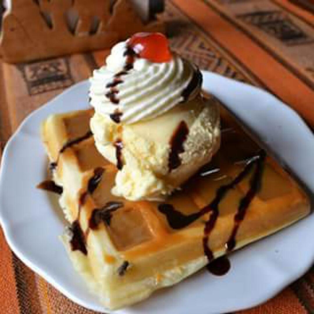 #Verano2015 sacate el #antojodulce con un #waffle con dulce de leche, helado y crema en #LaPosadaDeJuan