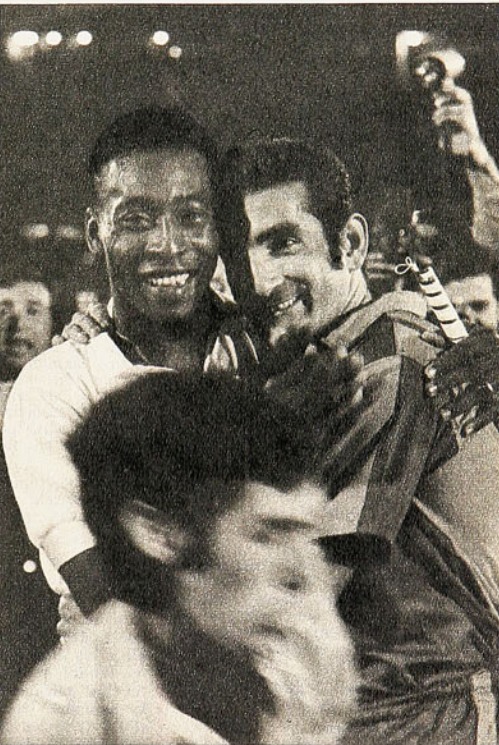 CSDColoColo on Twitter: "El Rey @Pele y Elson Beyruth. 1970 - Fecha 1  Hexagonal de Santiago 1970 Colo Colo 4 vs Santos 3 http://t.co/oBFLNeVfbO"