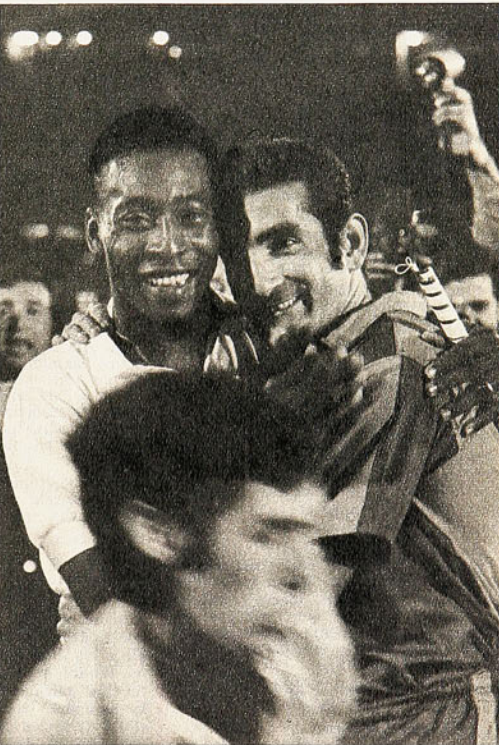 CSDColoColo on Twitter: "El Rey @Pele y Elson Beyruth. 1970 - Fecha 1 Hexagonal de Santiago 1970 Colo Colo 4 vs Santos 3 http://t.co/oBFLNeVfbO"