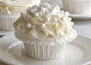 SweetGinger_EAH's tweet photo. @Darling_EAH -  get back from wonderland *hands you the cupcake* http://t.co/HJvM3x3p3F