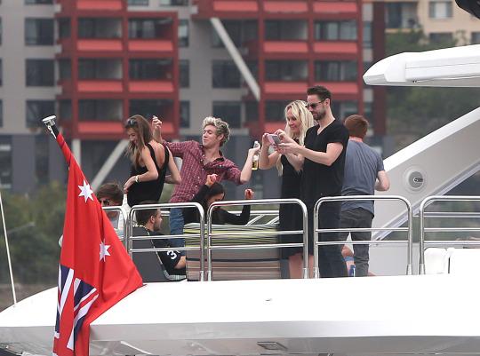 OVERAGA1N's tweet photo. -niall dale el botellazo ahora q no esta viendo, yo te filmo
-ahí va, uY SE DIO VUELTA, jaj que haces ele, bailamos? http://t.co/30Wa1ru2GD