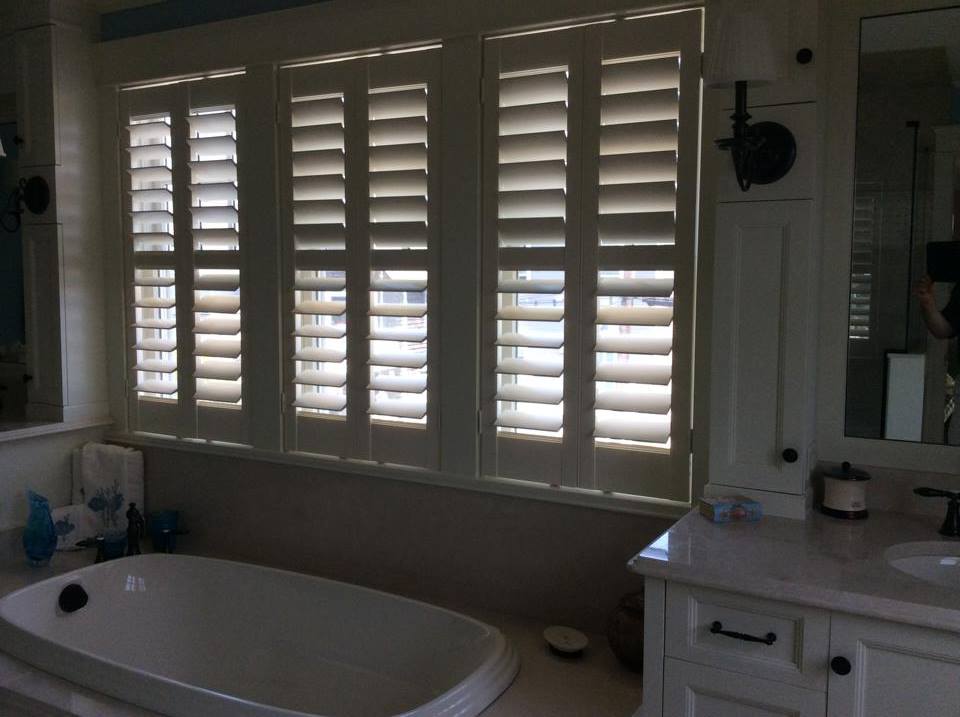 Timmswindowfash's tweet image. Fresh new look in the bathroom with these Plantation shutter @Timmswindowfash