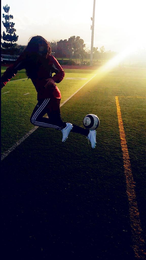 countdinkula's tweet photo. ❤#soccergirl #rainbowkick #actionshot #soccer #goalkeeper #goalsgoalsgoals http://t.co/DsHoE44nc7