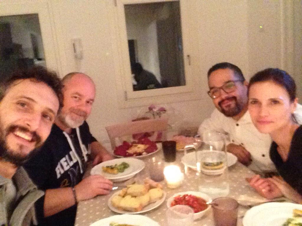 LindaCollini's tweet photo. @JgorBarbazza @favargiacomo @DarkZillos ..Cena tra amici.. http://t.co/Skqc3baaDk