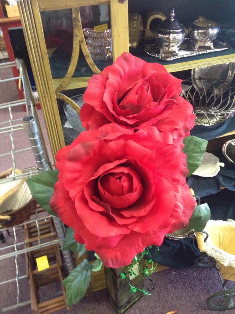 Homemakerthrift's tweet image. Humongous fabric roses!