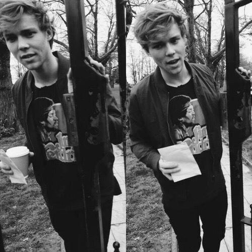 hi! im ashton i like nirvana, the 1975, and you. rt please?