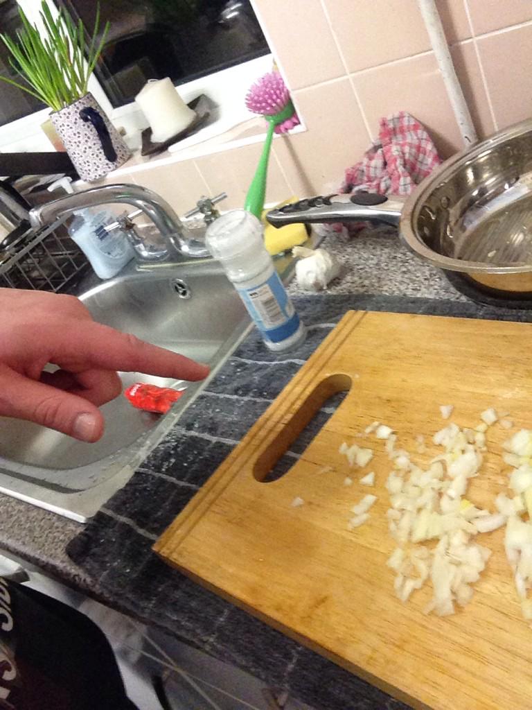 DayleLatham's tweet image. #OnionProblems man 2 a boy in 1 chop, Oh no I&apos;ve been emasculated by a f***ing Onion 😢 #FromMen2BoysRealQuick
#D1Chop