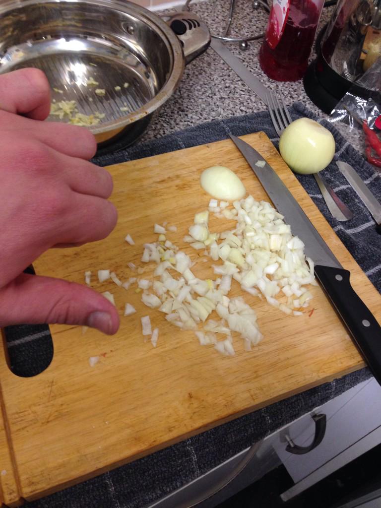 DayleLatham's tweet image. #OnionProblems man 2 a boy in 1 chop, Oh no I&apos;ve been emasculated by a f***ing Onion 😢 #FromMen2BoysRealQuick
#D1Chop