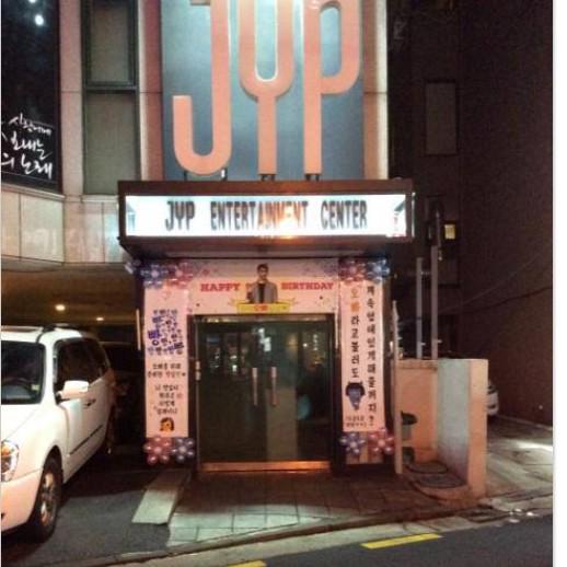 NyongtoryGRI's tweet image. JYP incluso adorno para el cumpleaños de Chan, que hizo YG para el cumpleaños de Ri?