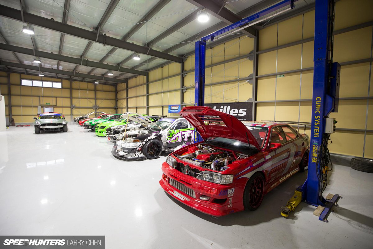 DrivingHaard's tweet photo. Echando un ojo dentro del garaje-taller de Daigo Saito. http://t.co/kvKGvWDtwn