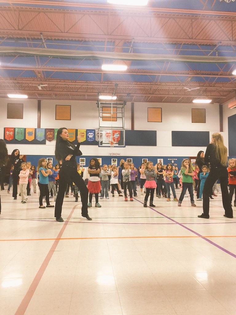 HHawkettes's tweet photo. @bakerlx902 running our Annual Jr pommie clinic #futurehawkettes #buildtheprogram #community 💙💪☺️ http://t.co/eZpzmrlFSc