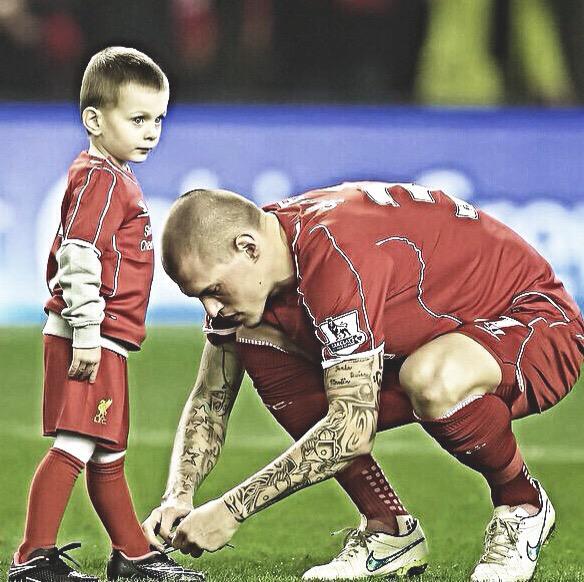melmelsteyn's tweet photo. "@tatty_red: "@ynwagram: Skrtel and his son prior to kick off http://t.co/8wAFeqO09G" @melmelsteyn" @tatty_red family goals!