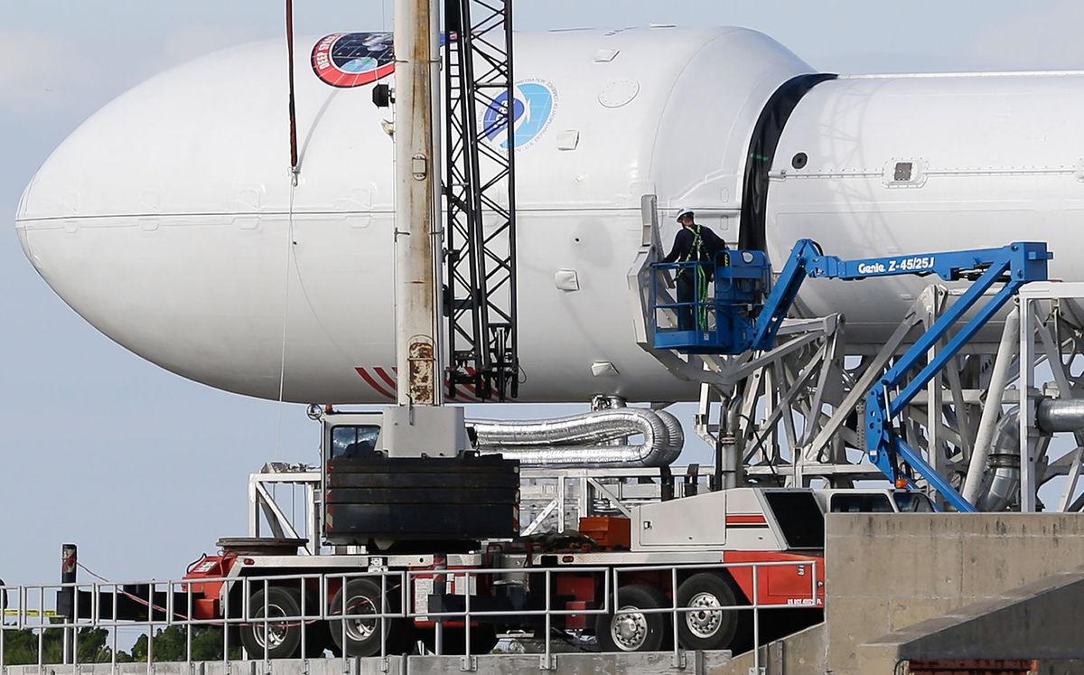 business's tweet image. UPDATE: SpaceX launch canceled due to high winds bloom.bg/16OwMet