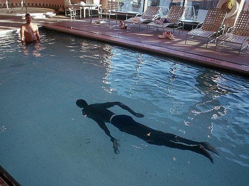 SneakerTicker's tweet photo. RareNBAPics Manute Bol Swimming https://t.co/K1GSzFc3gT